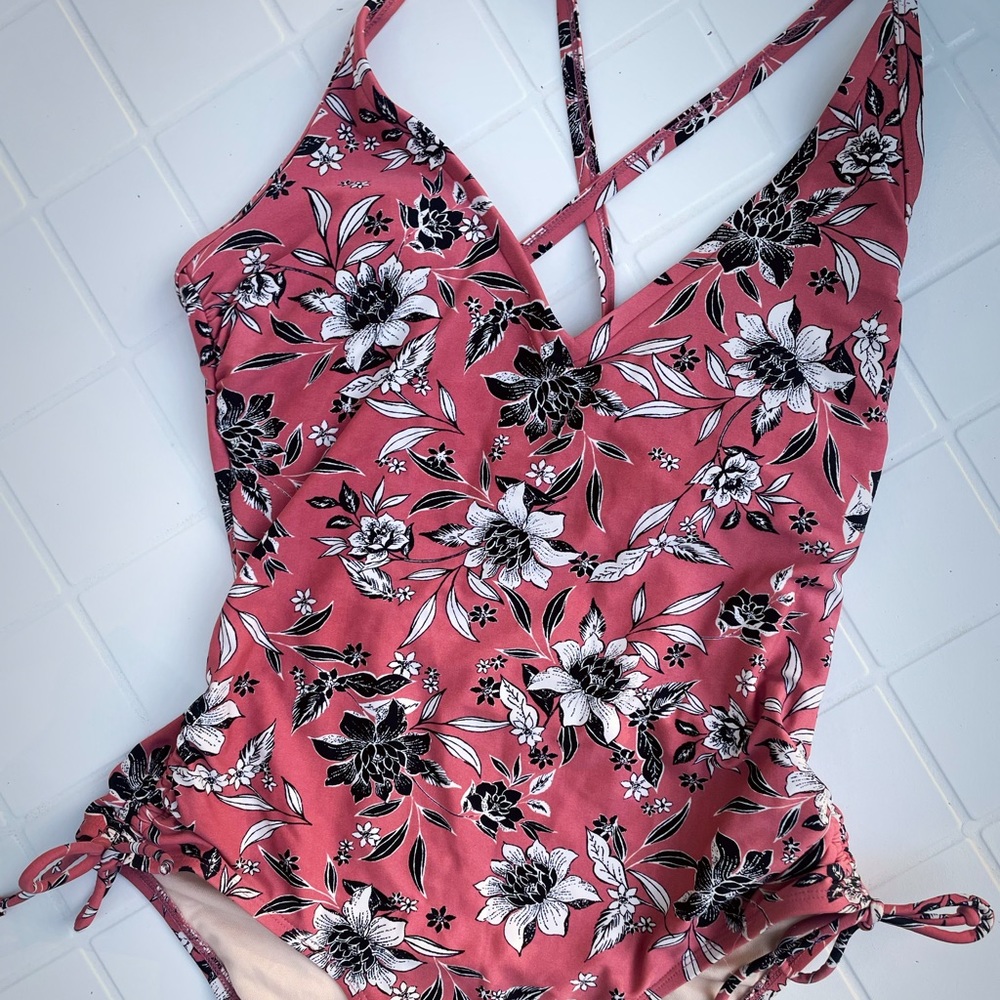 Medium one piece in great condition with adjustable strings on each side.